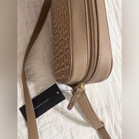 NWT Tommy Hilfiger crossbody purse - Picture 3 of 6